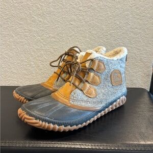 Sorel Women’s Gray and Tan Cozy Boots